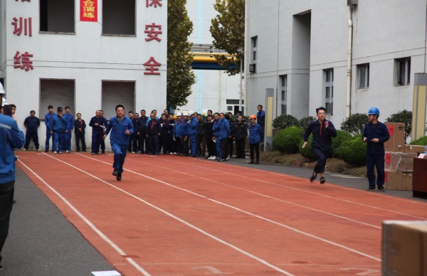 30米外抢救物资