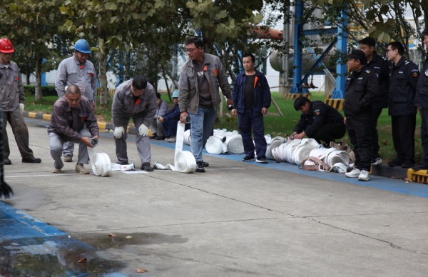 3人组手抬泵“灭火”