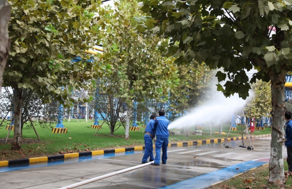 3人组手抬泵“灭火”2