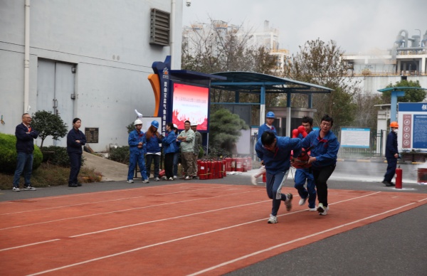 2人穿消防救援服灭火与3人抢救伤员