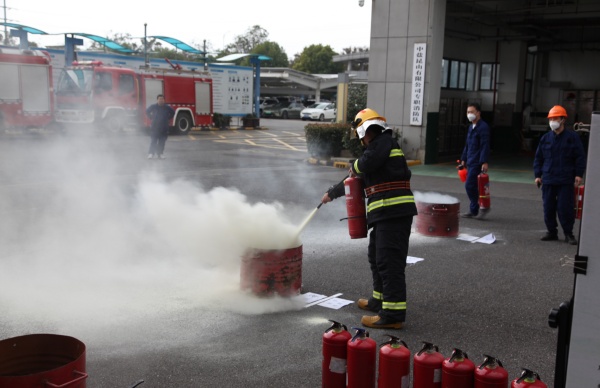2人穿消防救援服灭火与3人抢救伤员2