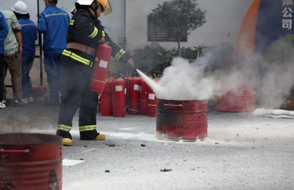 2人穿消防救援服灭火与3人抢救伤员3